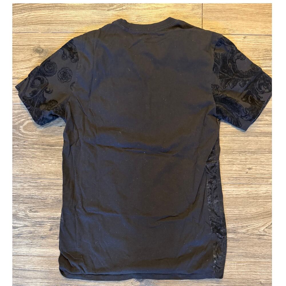 GUESS Los Angeles Men's Small Black Flocked Graphic Logo Baroque T-Shirt S - Picture 5 of 5